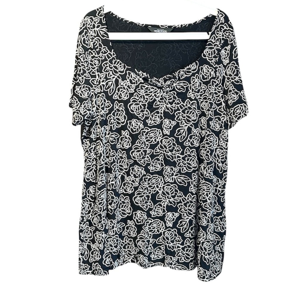 Michel Studio T-Shirt V-Neck in Black and White